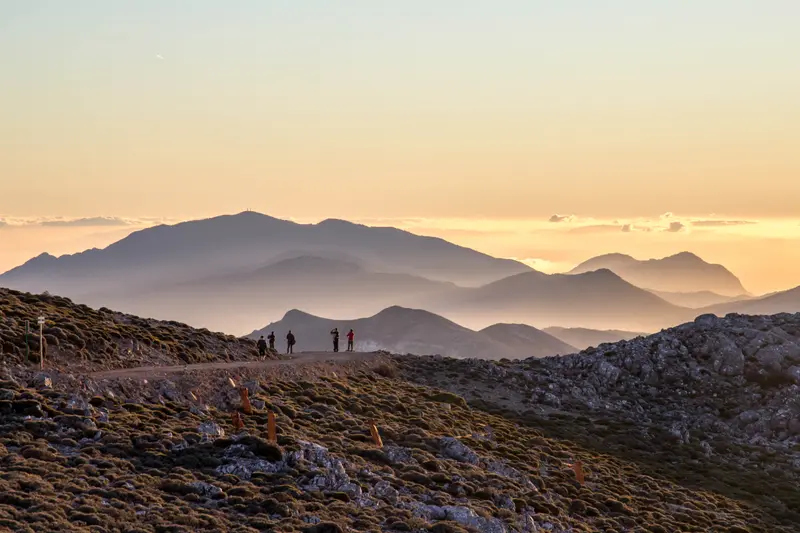 Atardecer sobre las montañas de la Sierra de las Nieves, en la provincia de Málaga